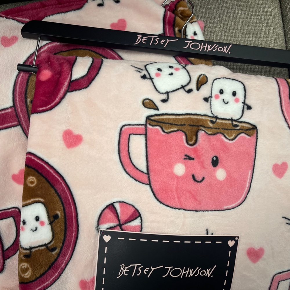 Betsey Johnson Pink Hot Cocoa & Marshmallows Kawaii Plush Throw blanket NWT